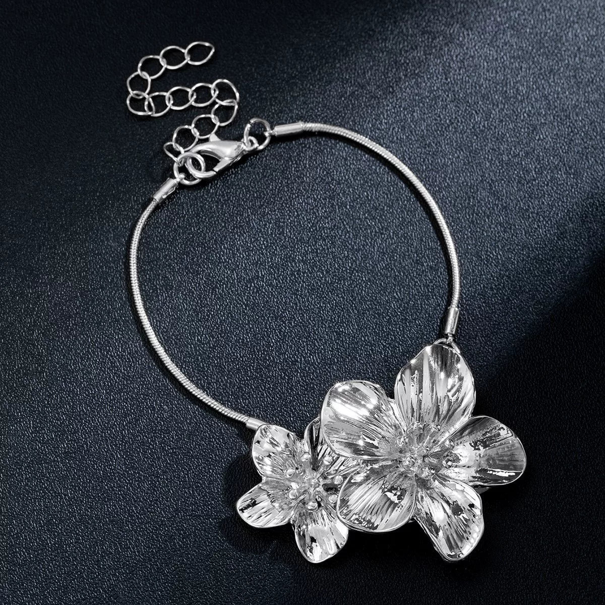Floral Petal Metal Pleated Flower Pendant Adjustable Collarbone Necklace | Alloy | Temperament Niche Fashion | Women
