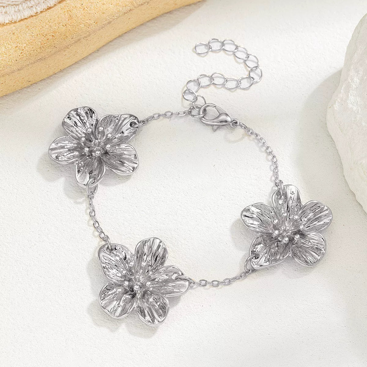 Floral Petal Metal Pleated Flower Pendant Adjustable Collarbone Necklace | Alloy | Temperament Niche Fashion | Women