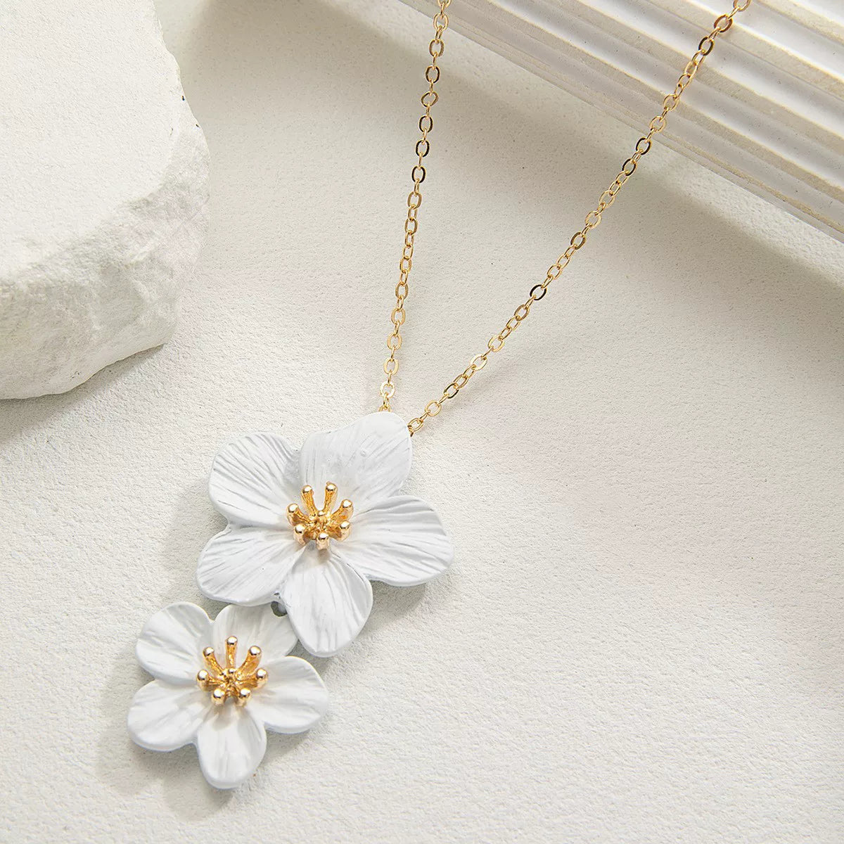 Floral Petal Metal Pleated Flower Pendant Adjustable Collarbone Necklace | Alloy | Temperament Niche Fashion | Women