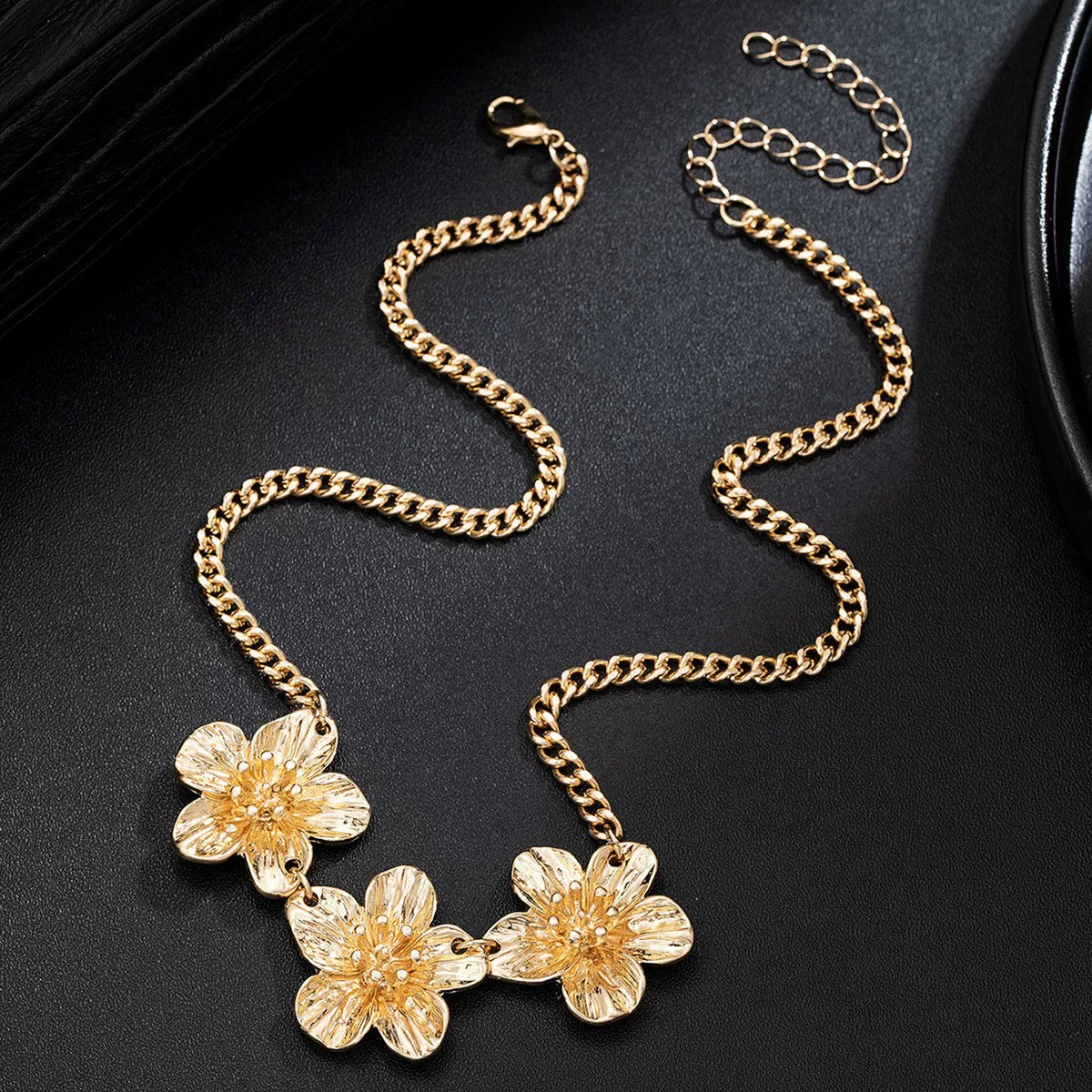 Floral Petal Metal Pleated Flower Pendant Adjustable Collarbone Necklace | Alloy | Temperament Niche Fashion | Women