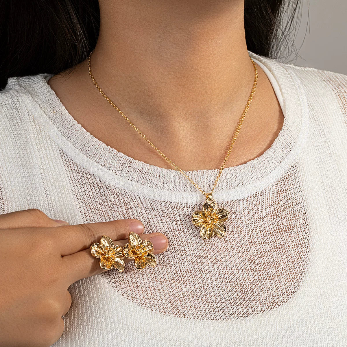 Floral Petal Metal Pleated Flower Pendant Adjustable Collarbone Necklace | Alloy | Temperament Niche Fashion | Women