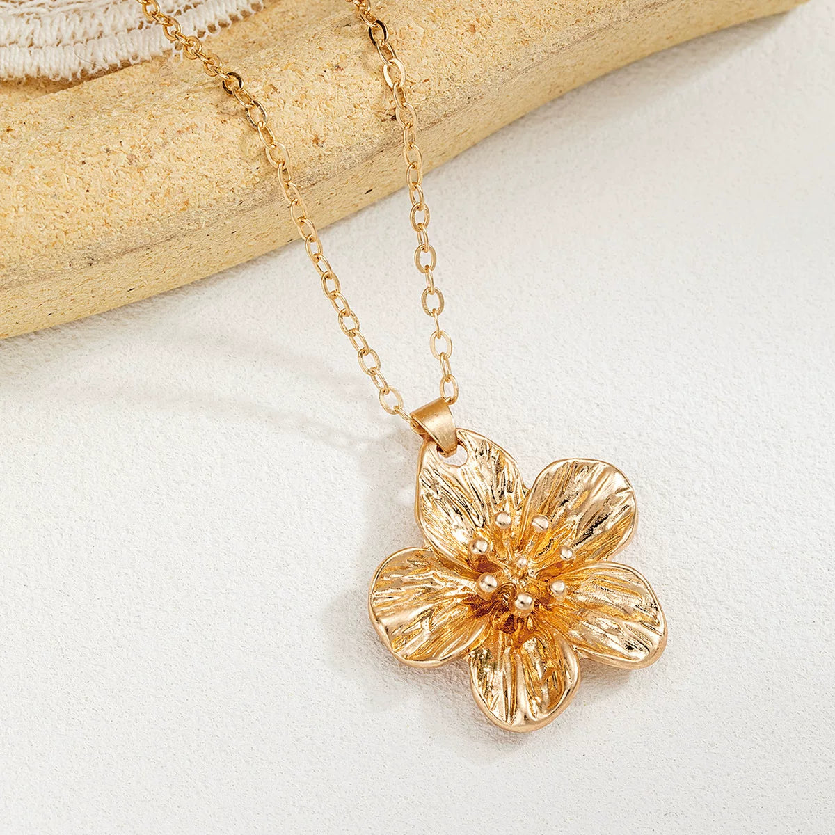 Floral Petal Metal Pleated Flower Pendant Adjustable Collarbone Necklace | Alloy | Temperament Niche Fashion | Women